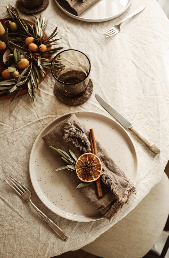 https://alyssaponticello.com/blog/simple-festive-foraged-small-tablescape